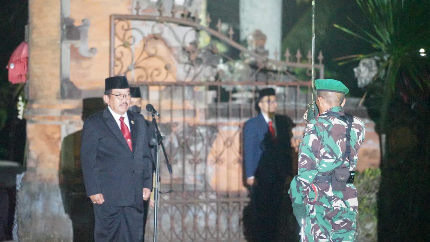 podiumnews.com-Wagub Bali Pimpin Renungan Suci HUT RI ke-77 